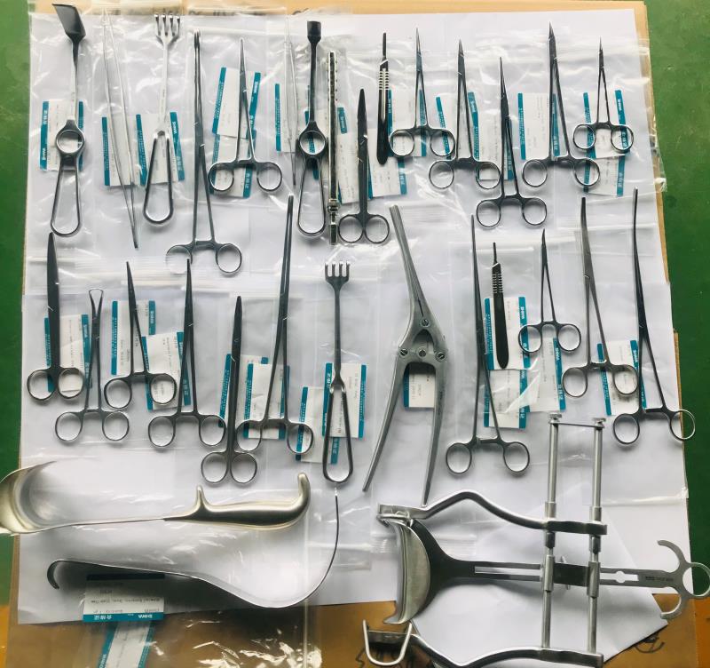 Ensemble d'instruments de chirurgie de laparotomie, 77 pièces